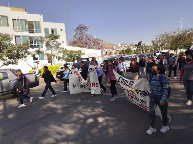 Normalistas marchan en Oaxaca; exigen mejoramiento de aulas escolares