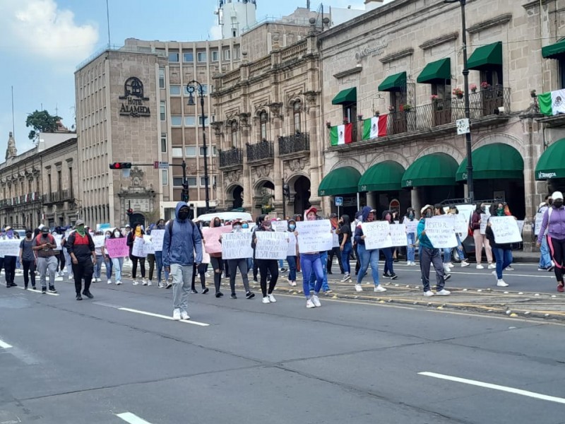 Normalistas marchan para exigir cambio de directivos