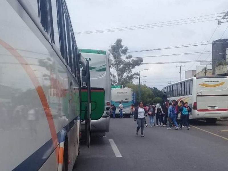Normalistas nuevamente retienen vehículos en Morelia