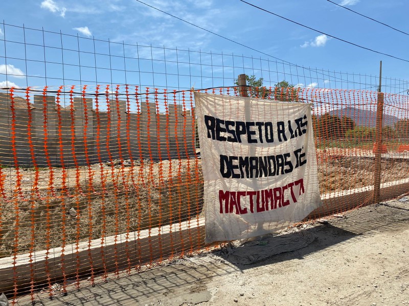 Normalistas nuevamente se manifiestan en obra de paso desnivel