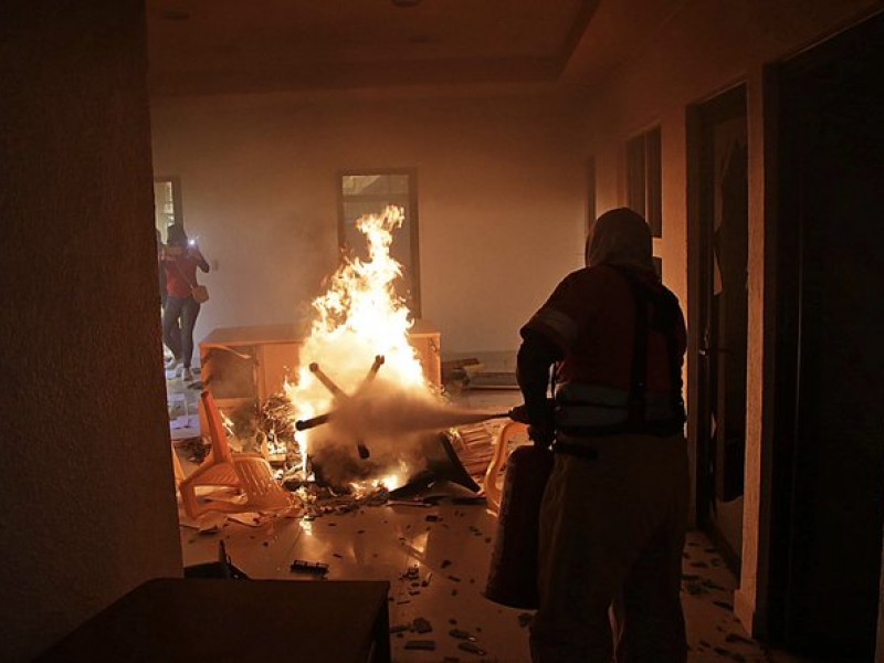 Normalistas prenden fuego y destrozan oficinas del PRD