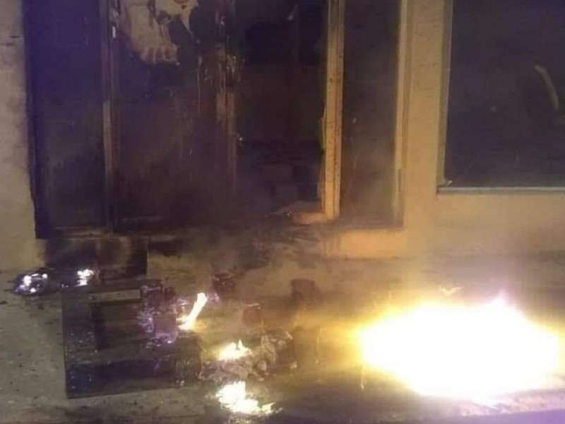 Normalistas protestan con quemas en la Subsecretaría de Educación Federalizada