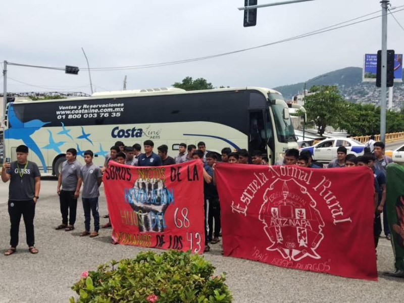 Normalistas protestan en Acapulco; reclaman justicia por caso Ayotzinapa