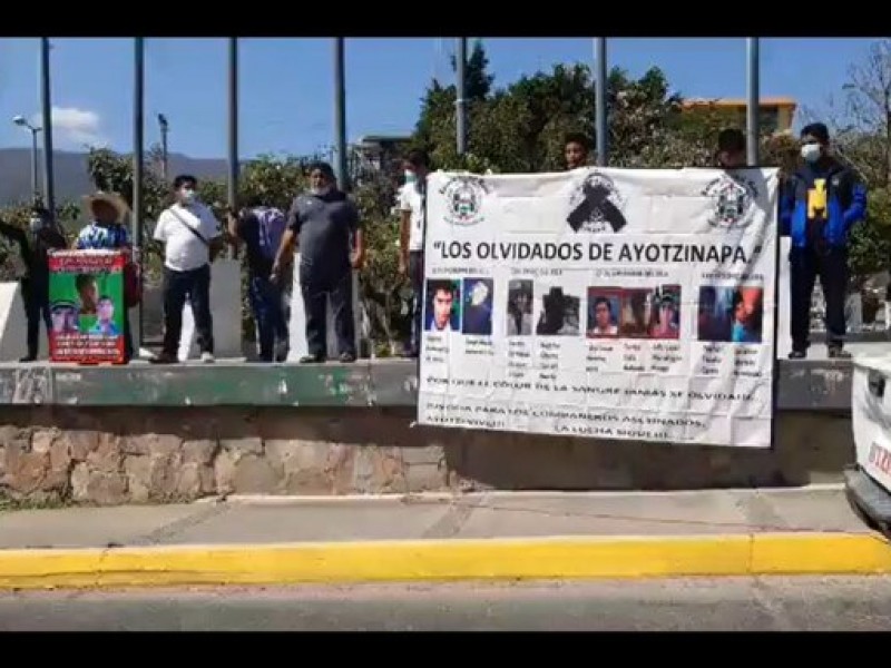 Normalistas protestan en Chilpancingo a 77 meses de caso Ayotzinapa