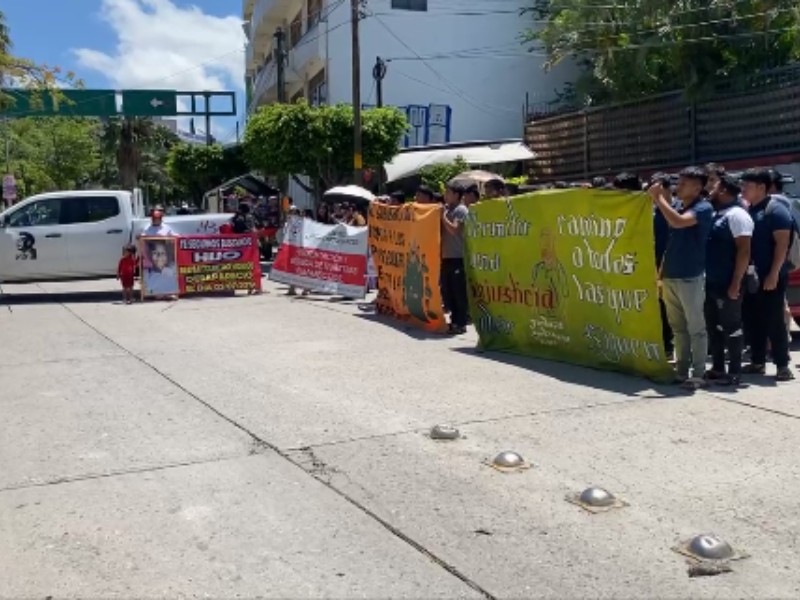 Normalistas protestan en Chilpancingo; exigen salida del fiscal, Rosendo Gómez