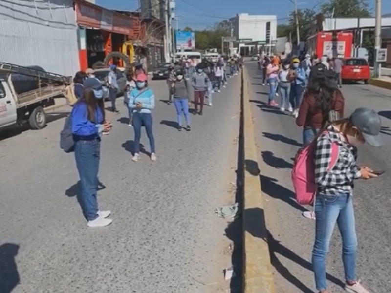 Normalistas protestan en el Congreso, exigen plazas y audiencia