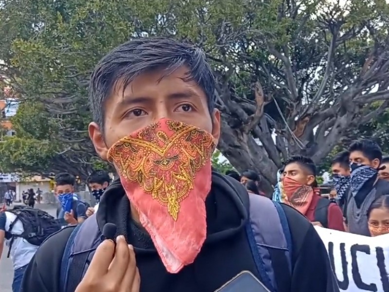 Normalistas protestan en la capital chiapaneca