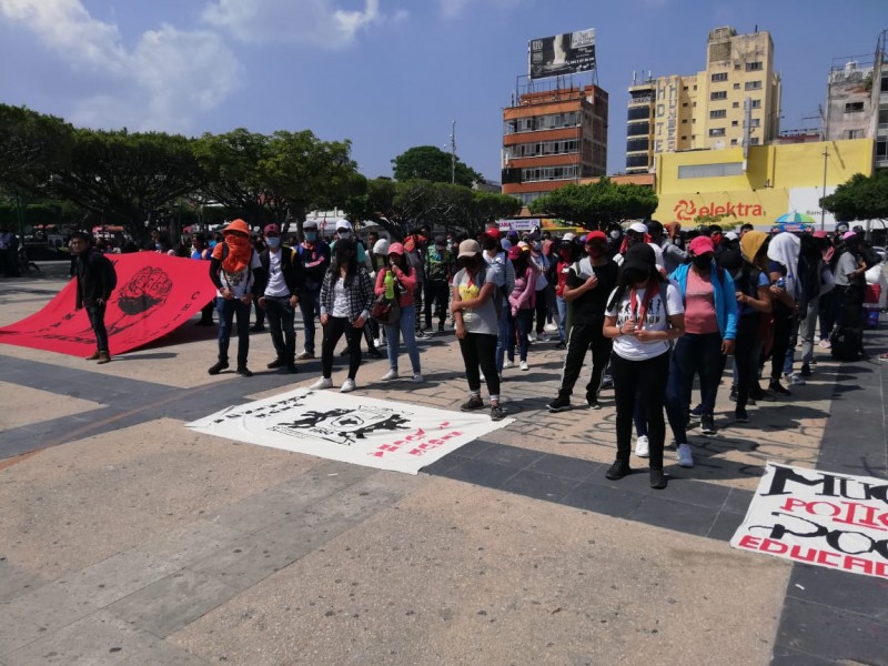 Normalistas protestan en la capital demandan infraestructura educativa