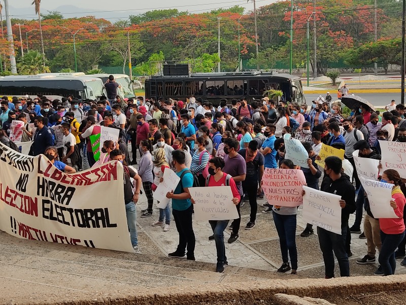 Normalistas protestan en la FGE piden libertad de estudiantes detenidos