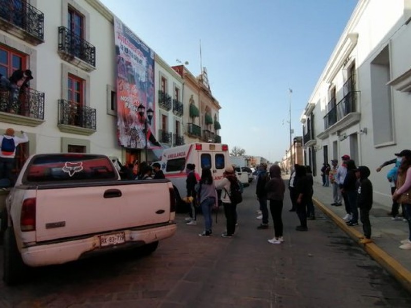 Normalistas protestan en Oaxaca, piden renuncia de funcionario