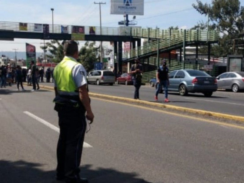 Normalistas protestan en salida a Pátzcuaro; maestros, en la SEE