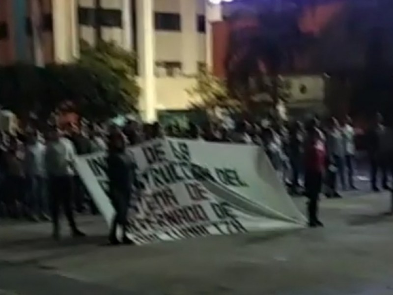 Normalistas protestan frente a Palacio de Gobierno en Chiapas