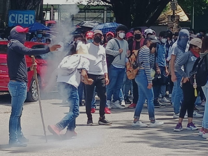 Normalistas protestan lanzando cohetones a Secretaría de Educación