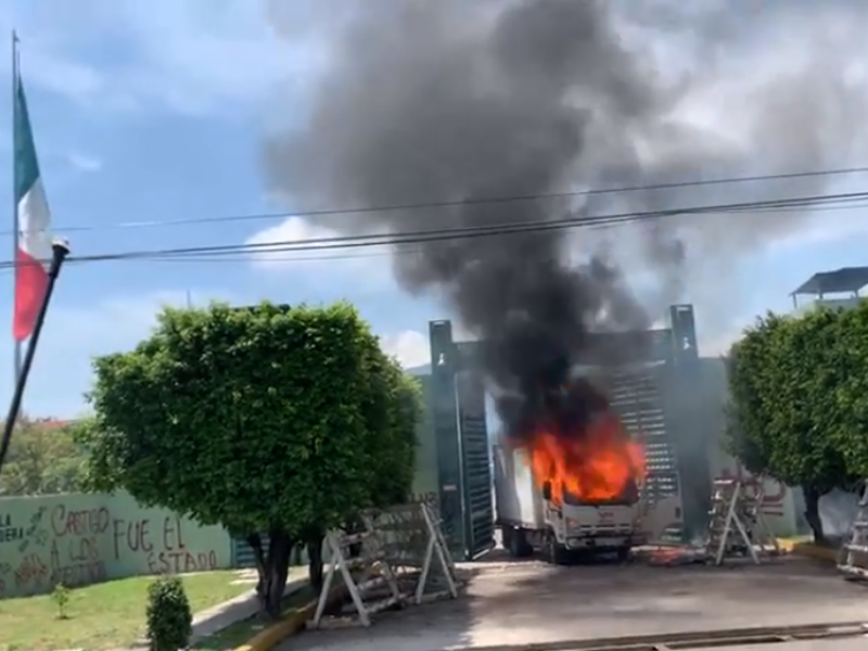 Normalistas queman camión, ahora lo lanzan al batallón de Iguala