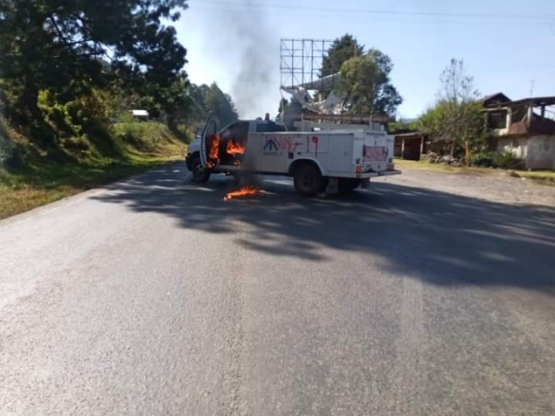 Normalistas queman unidades en carretera en San Juan Tumbio