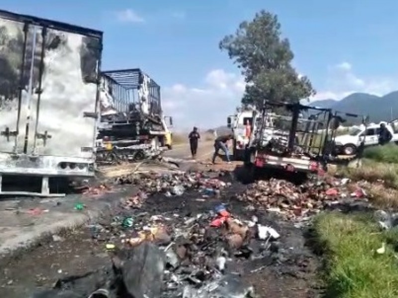 Normalistas queman vehículos en la carretera Zamora-Morelia
