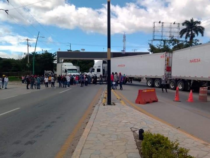 Normalistas realizan bloqueo en Pochota de TGZ