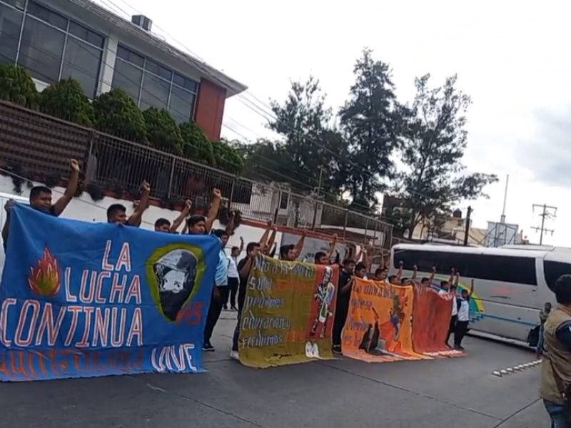 Normalistas realizan mitin por los 43 desaparecidos de Ayotzinapa