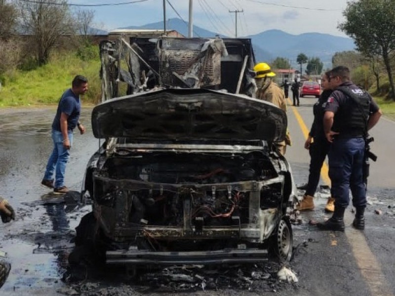 Normalistas realizan quema de vehículos en la carretera Carapan-Paracho