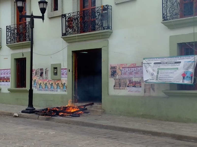 Normalistas realizan vandalismo en oficinas de la CNTE en Oaxaca