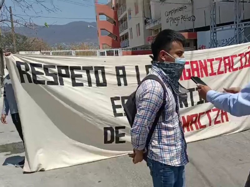 Normalistas retienen a trabajadores de SEF