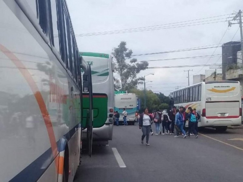 Normalistas retienen ahora a 20 autobuses en Michoacán