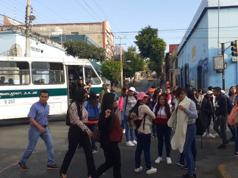 Normalistas retienen urbanos en la capital