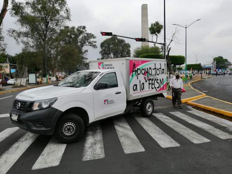 Normalistas retienen y grafitean unidades particulares en Morelia
