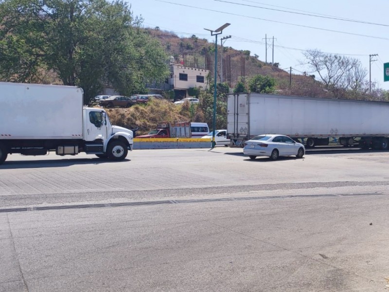 Normalistas retiran bloqueo y se llevan cinco autobuses