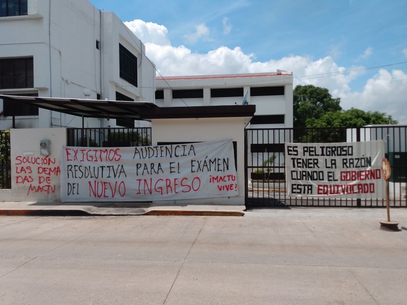 Normalistas se apoderan de oficinas de educación federalizada