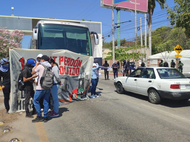 Normalistas se manifiestan nuevamente en la capital del estado