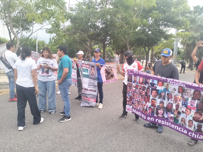 Normalistas se unen a plantón de Madres en Resistencia, bloquean vialidad