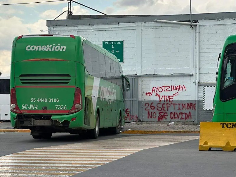 Normalistas toman camiones de la Central de Autobuses del Norte
