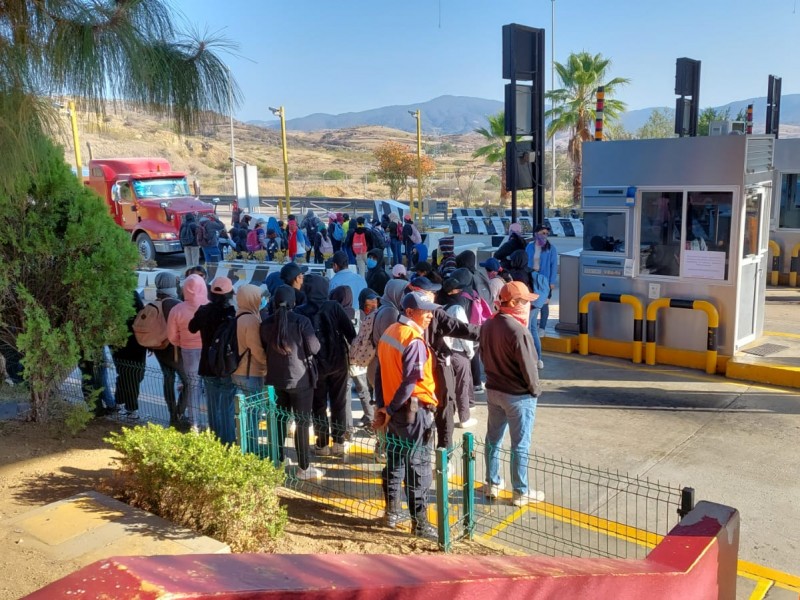 Normalistas secuestran transporte público y bloquean caseta de cobro