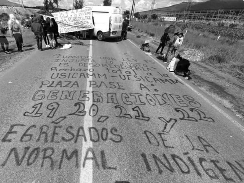 Normalistas secuestran y queman vehículos en Michoacán 