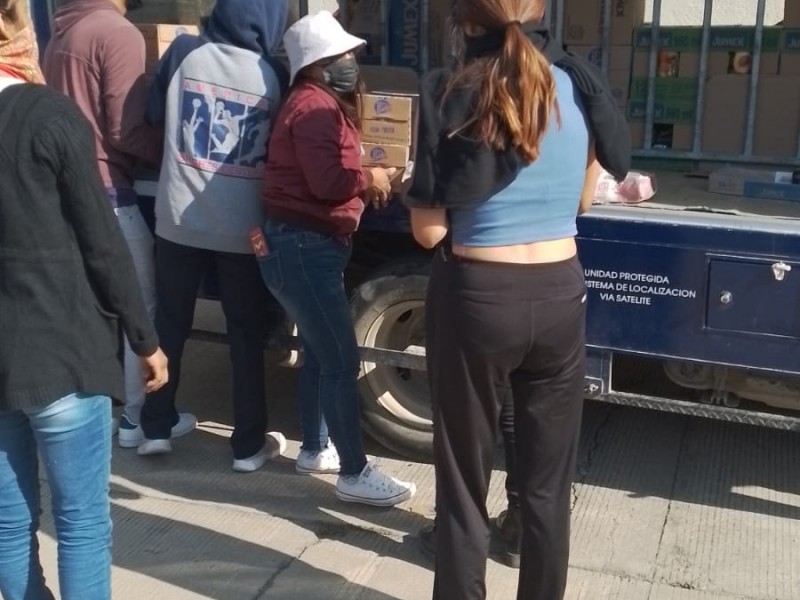 Normalistas secuestran y saquean camiones de Coca Cola y Ricolino