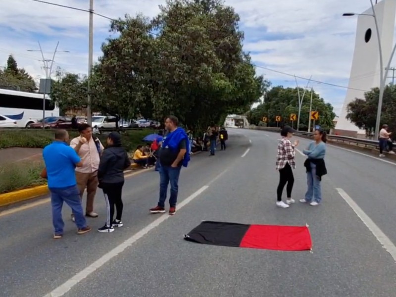 Normalistas toman bulevar por claves no asignadas