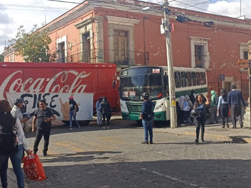 Normalistas toman camiones y bloquean avenidas en capital oaxaqueña