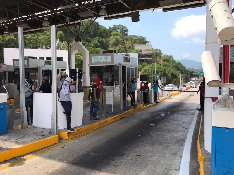 Normalistas toman caseta La Venta en Autopista del Sol