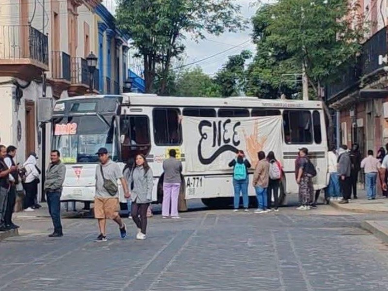 Normalistas toman de nueva cuenta las calles en Oaxaca de Juárez