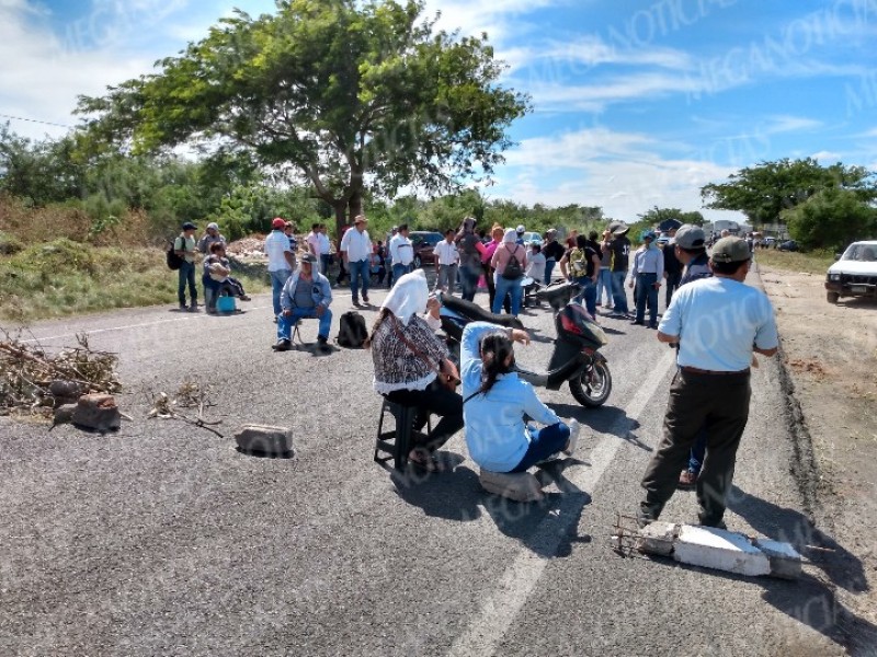Normalistas toman la carretera en Juchitán