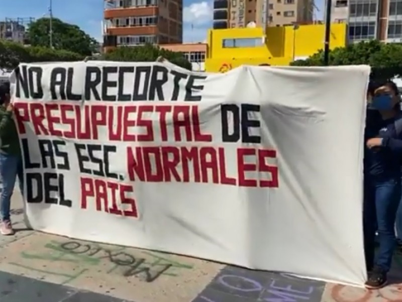 Normalistas toman Palacio de Gobierno. Exigen reapertura de internado