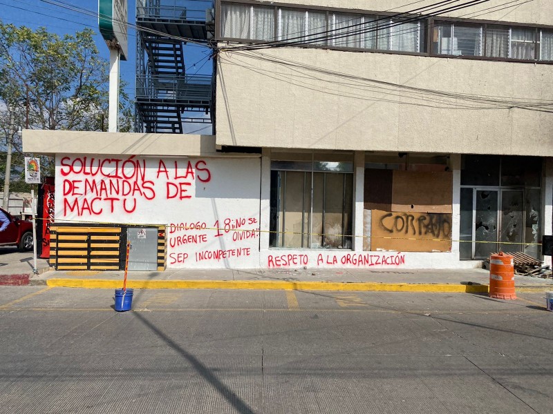 Normalistas vandalizan edificio de la SEF