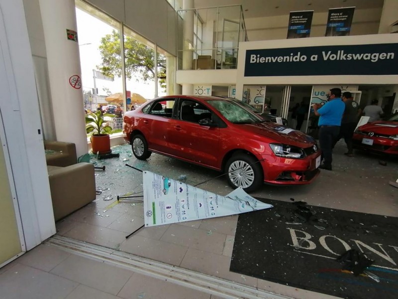 Normalistas vandalizan inmuebles en Oaxaca durante marcha