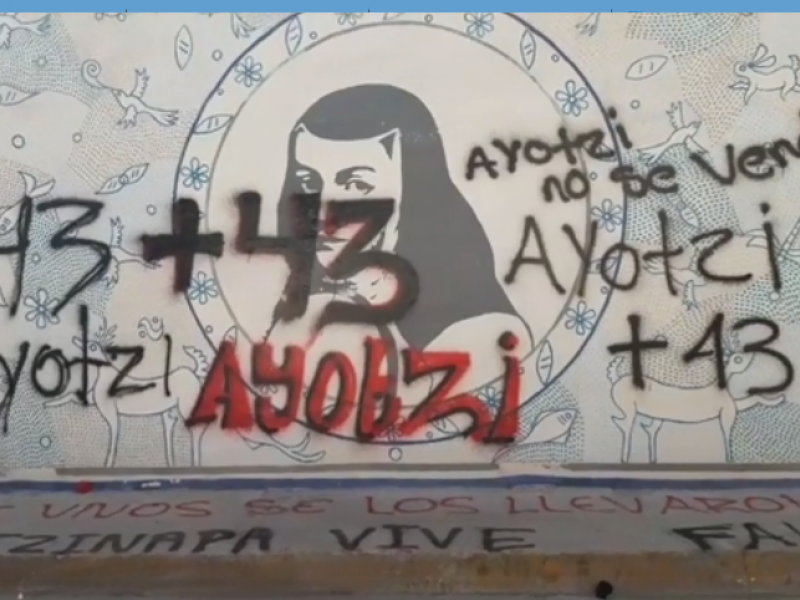 Normalistas de Ayotzinapa vandalizan oficinas de la SEG