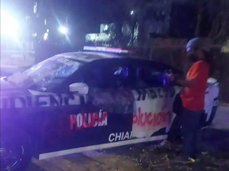 Normalistas vandalizan patrulla estatal y camiones de empresas