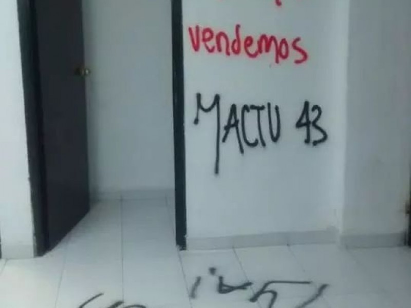 Normalistas vandalizan SEF