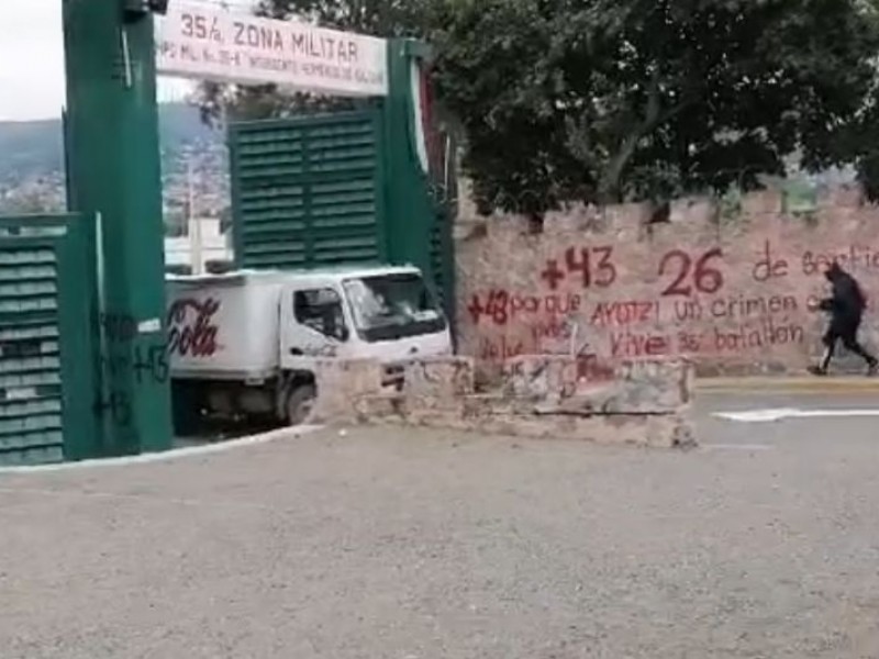 Normalistas vandalizan zona militar en Chilpancingo, Guerrero