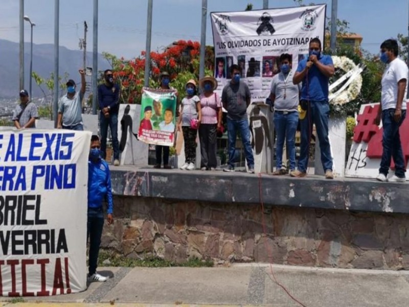 Normalistas y Los Olvidados de Ayotzinapa demandan justicia a AMLO