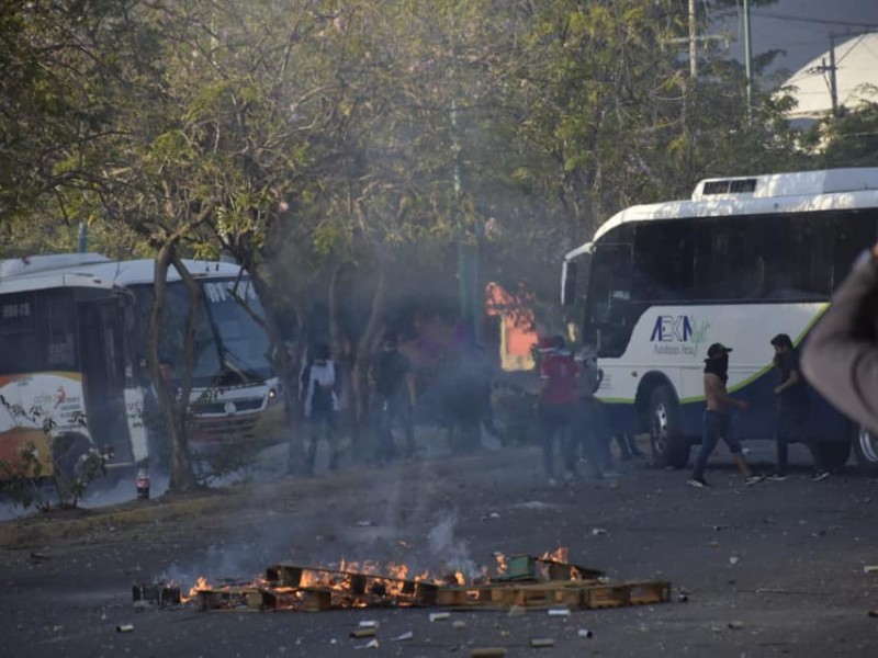 Normalistas y policías de nuevo se enfrentan